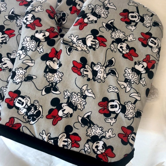 DISNEY MINNIE MOUSE oven mitts and pot holders. - Picture 2 of 6